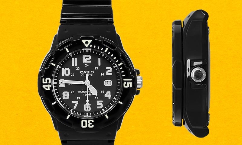 Bề d&agrave;y của mặt đồng hồ gi&uacute;p bảo vệ được bộ m&aacute;y khi va đập