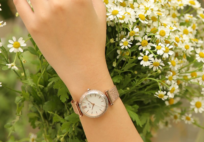 Thiết kế ấn tượng với lớp phủ kim tuyến cạnh viền mặt đồng hồ