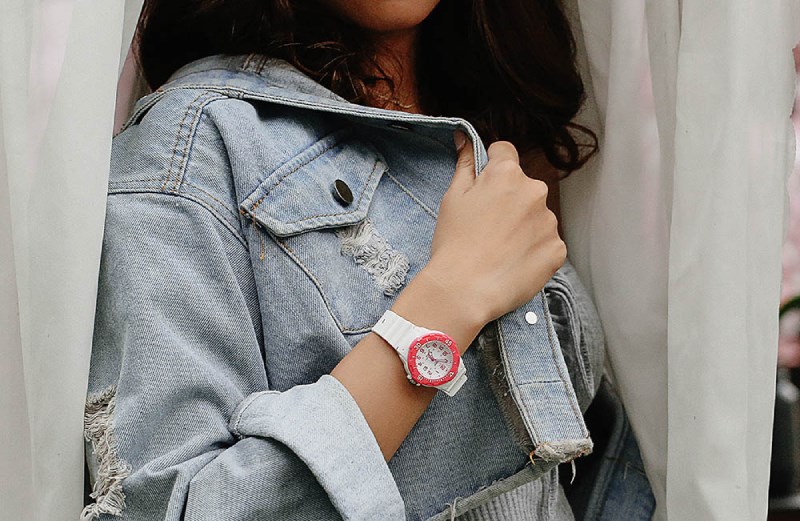 C&oacute; thể mang đi bơi lội với độ kh&aacute;ng nước 10 ATM