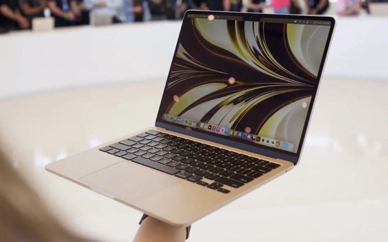 M&agrave;n h&igrave;nh 13.6 inch mang lại trải nghiệm ho&agrave;n hảo