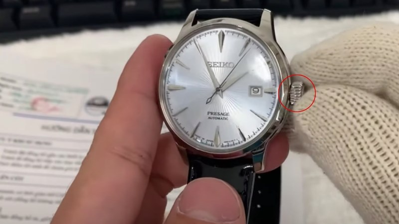 L&ecirc;n d&acirc;y c&oacute;t cho chiếc đồng hồ bằng c&aacute;ch vặn n&uacute;m đến khi căng đầy