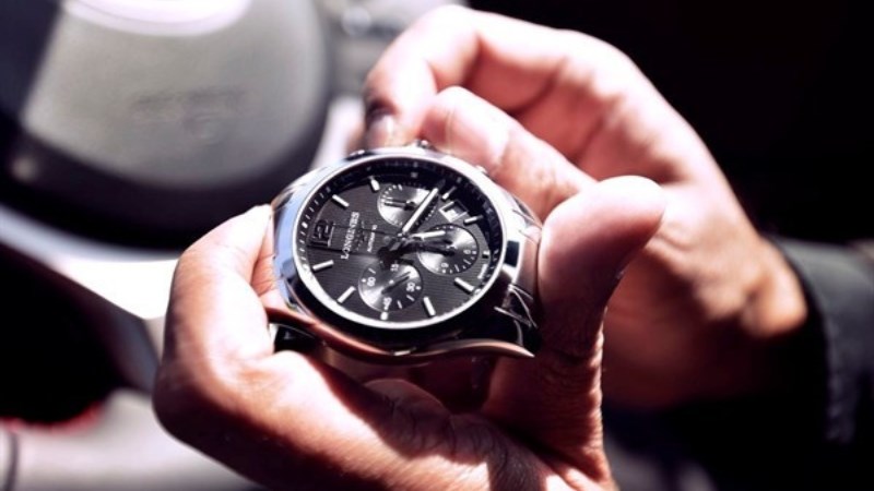  Vặn n&uacute;m chỉnh cho đến khi lịch nhảy đến ng&agrave;y đ&uacute;ng rồi đ&oacute;ng n&uacute;m