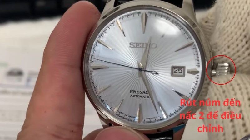 R&uacute;t n&uacute;m điều chỉnh ở nấc 2 v&agrave; thực hiện chỉnh, sau đ&oacute; đ&oacute;ng n&uacute;m chỉnh
