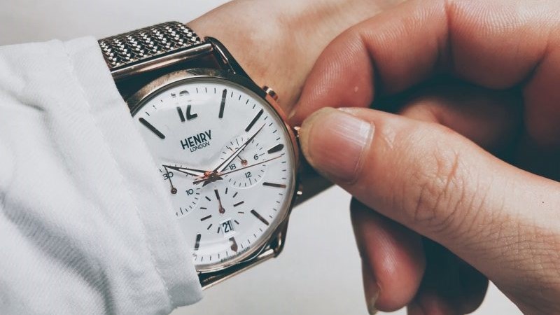 Vặn n&uacute;m điều chỉnh để l&ecirc;n d&acirc;y c&oacute;t cho đồng hồ