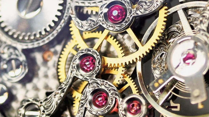 Ch&acirc;n k&iacute;nh thường l&agrave;m bằng đ&aacute; qu&yacute;, gi&uacute;p tăng t&iacute;nh gi&aacute; trị cho đồng hồ