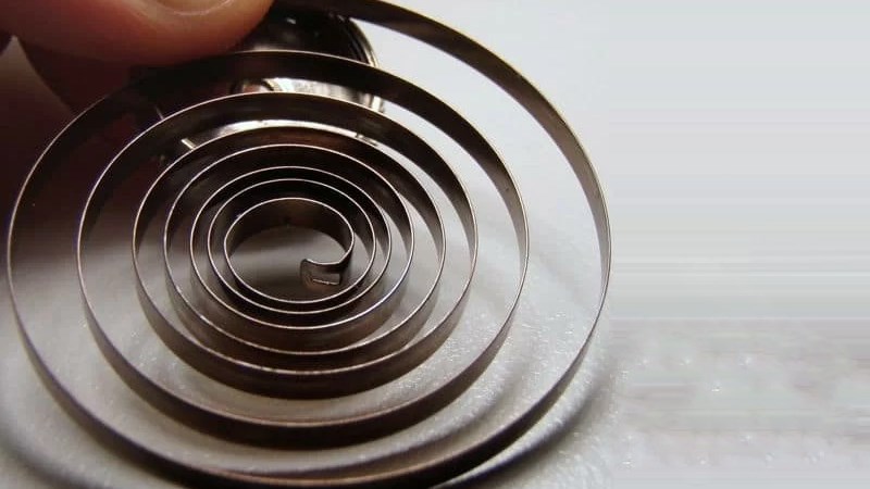 D&acirc;y c&oacute;t l&agrave; mảnh l&ograve; xo xoắn l&agrave;m bằng l&aacute; th&eacute;p cực d&agrave;i, mỏng