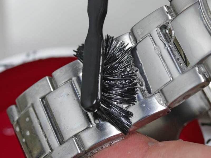 Vệ sinh chi tiết đồng hồ bằng b&agrave;n chải đ&aacute;nh răng mềm