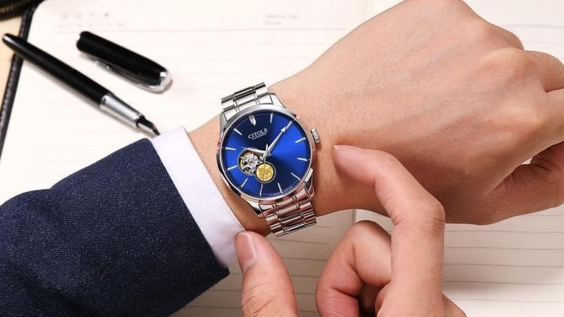 Kiểm tra núm chỉnh đồng hồ cơ Kiểm tra núm chỉnh đồng hồ cơ