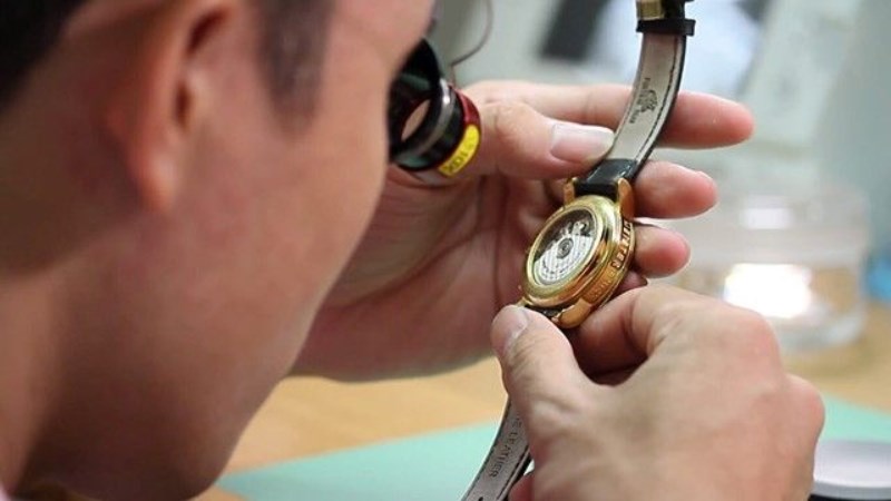 Bảo dưỡng đồng hồ cơ định kỳ l&agrave;m tăng tuổi thọ của đồng hồ