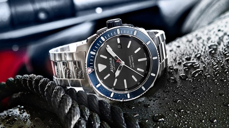 Kh&ocirc;ng n&ecirc;n để đồng hồ tiếp x&uacute;c với m&ocirc;i trường ẩm