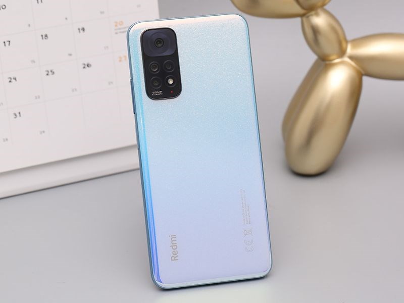 Cụm 4 camera được làm lồi hơn so với mặt lưng của máy Cụm 4 camera được làm lồi hơn so với mặt lưng của máy