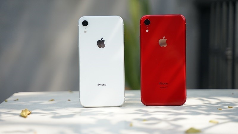 Thiết kế iPhone Xr nh&igrave;n ph&iacute;a sau tr&ocirc;ng kh&aacute; giống c&aacute;c mẫu trước nhưng c&oacute; m&agrave;n h&igrave;nh tai thỏ