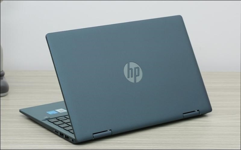 Laptop có ngoại hình nhã nhặn, thanh lịch với lớp vỏ nhựa màu xanh Laptop có ngoại hình nhã nhặn, thanh lịch với lớp vỏ nhựa màu xanh