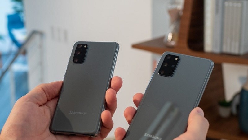 Camera có phần tương đồng, nằm cụm chữ nhật dọc theo bờ trái Camera có phần tương đồng, nằm gọn dọc phần bờ trái sản phẩm