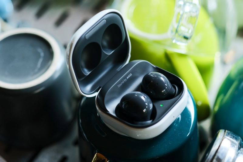 Thiết kế hộp sạc nhỏ gọn, n&uacute;t tai tinh giản