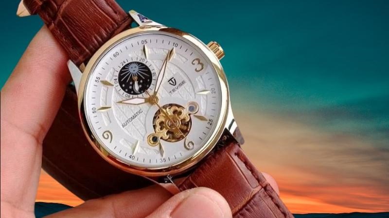 Đồng hồ được trang bị đa dạng t&iacute;nh năng hữu &iacute;ch