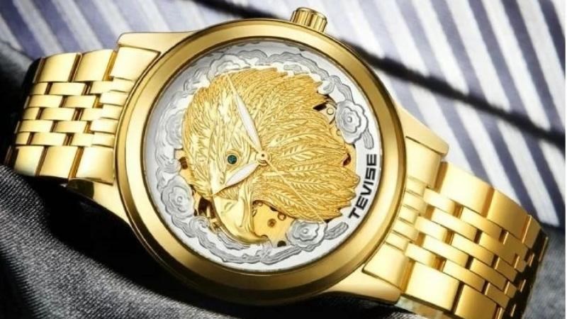 Đồng hồ lấy h&igrave;nh ảnh chủ đạo l&agrave; rồng, phượng phương Đ&ocirc;ng 