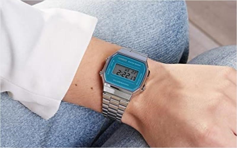 Đồng hồ c&oacute; thiết kế bắt mắt khi sử dụng d&acirc;y đeo mang m&agrave;u sắc bạc, chất liệu khung viền l&agrave;m từ nhựa Resin cứng c&aacute;p