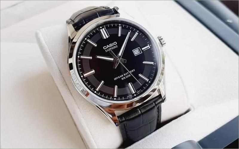 Đồng hồ c&oacute; mặt k&iacute;nh Sapphire v&agrave; khung viền th&eacute;p kh&ocirc;ng gỉ bền bỉ, chống ăn m&ograve;n tốt