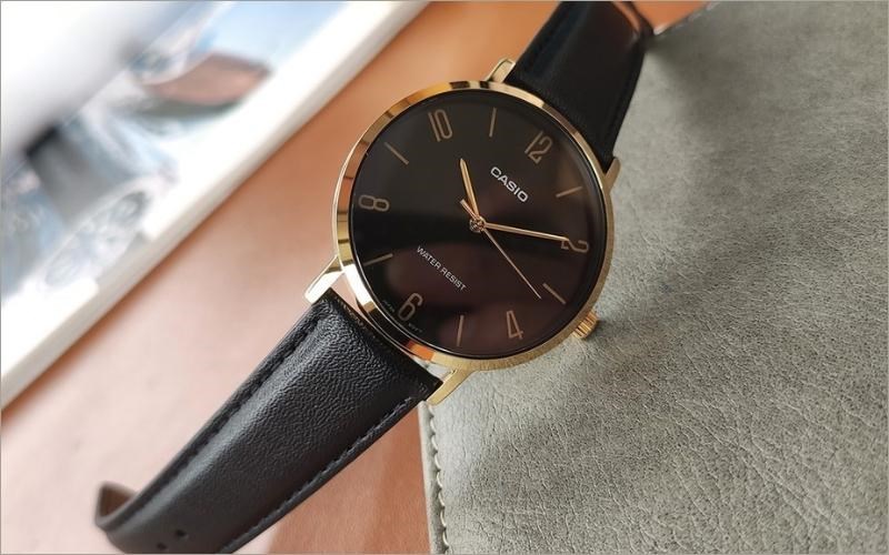 Đồng hồ sử dụng d&acirc;y đeo bằng da tổng hợp &ocirc;m tay avf dễ chịu khi sử dụng