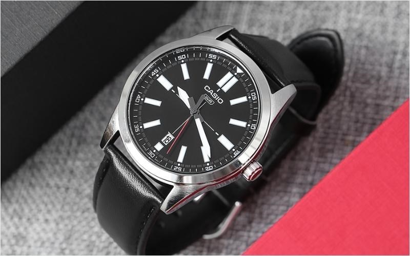 Đồng hồ c&oacute; giao diện thu h&uacute;t khi mang phong c&aacute;ch truyền thống của đồng hồ kim 