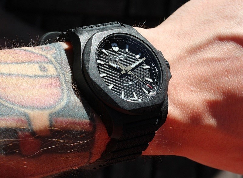 Hầu hết c&aacute;c sản phẩm đều được trang bị lớp vỏ cơ kh&iacute; INOX Carbon