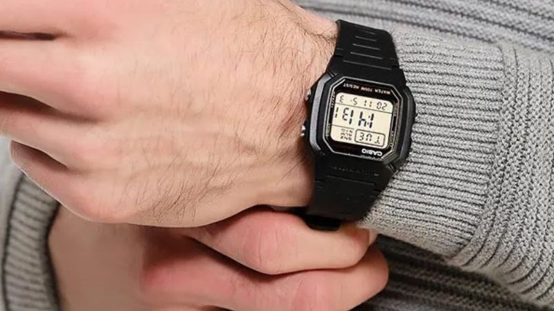 Thoải m&aacute;i xem giờ trong b&oacute;ng tối khi đồng hồ c&oacute; đ&egrave;n led chiếu s&aacute;ng mạnh