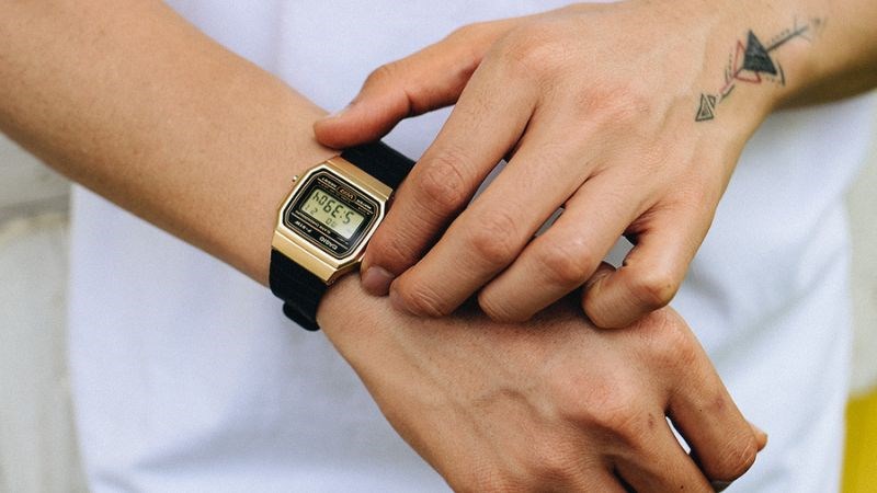 Mặt k&iacute;nh c&oacute; độ trong suốt cao, chịu lực bền bỉ