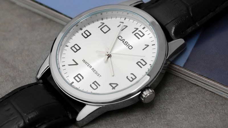 Mặt k&iacute;nh c&oacute; độ trong suốt cao, hạn chế nứt vỡ