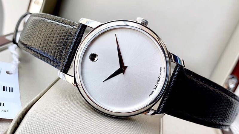 Đồng hồ Movado thanh lịch với chấm tròn đính ở vị trí 12 giờ