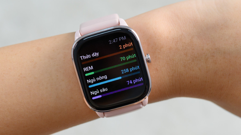 Đồng hồ trang bị nhiều t&iacute;nh năng sức khoẻ