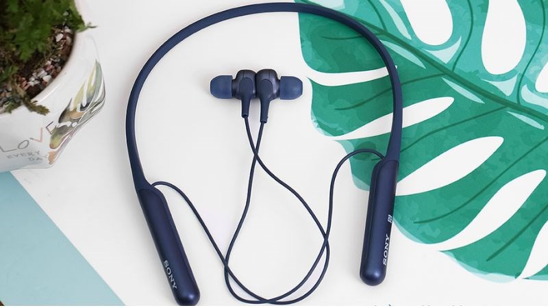 Thiết kế đeo sau cổ s&agrave;nh điệu, c&oacute; đai qu&agrave;ng cổ silicone &ecirc;m &aacute;i