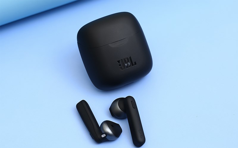 Kiểu d&aacute;ng c&ocirc;ng th&aacute;i học vừa vặn với khu&ocirc;n tai của đa số người d&ugrave;ng