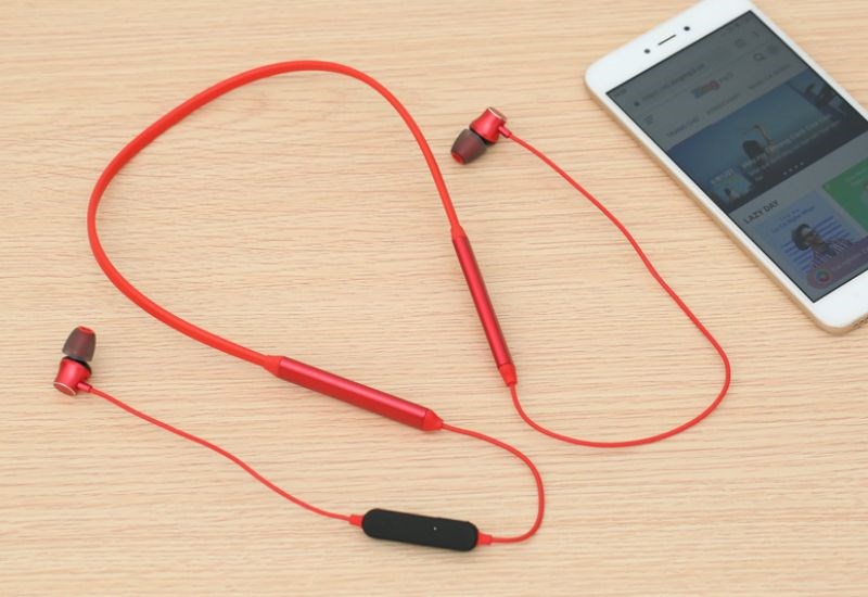 Sắc đỏ rực rỡ thu h&uacute;t mọi &aacute;nh nh&igrave;n