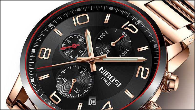 Đồng hồ sử dụng mặt k&iacute;nh kho&aacute;ng bền bỉ