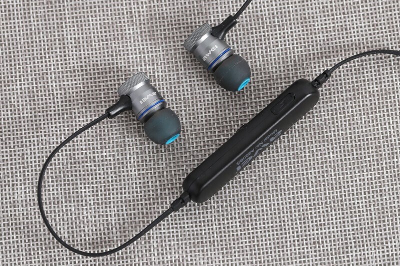 Hai đầu h&iacute;t nam ch&acirc;m gi&uacute;p tai nghe kh&ocirc;ng bị rơi khi d&ugrave;ng