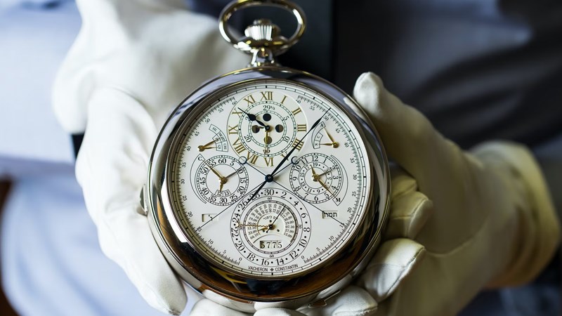 Đồng hồ c&oacute; mặt k&iacute;ch cỡ lớn, t&iacute;ch hợp đến 57 t&iacute;ch năng kh&aacute;c nhau