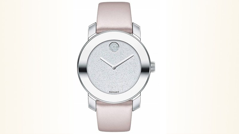 Thiết kế m&agrave;u hồng nữ t&iacute;nh, đ&iacute;nh kim cương lấp l&aacute;nh, thời trang