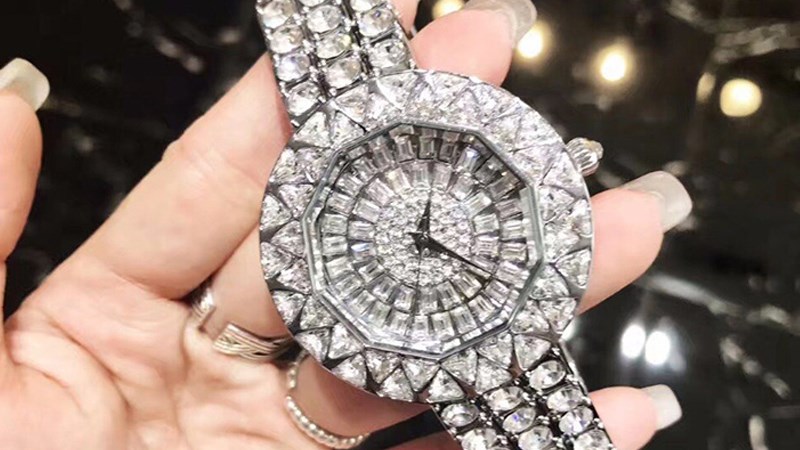 Nam kiểu Prong sử dụng c&aacute;c gọng kim loại để giữ vi&ecirc;n kim cương ổn định