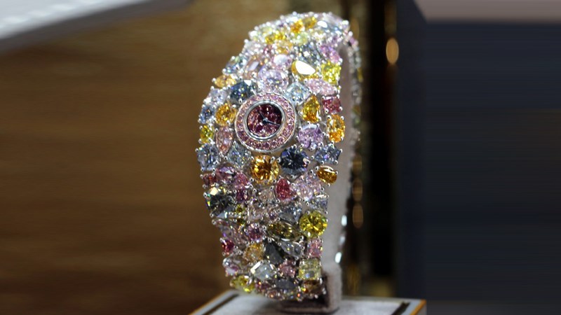 Graff Diamonds &ndash; Hallucination đ&iacute;nh kim cương m&agrave;u cực đẹp mắt, tinh tế