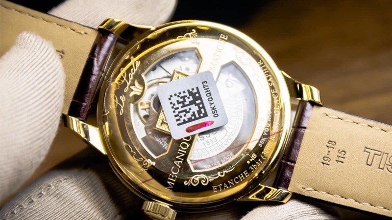 Số seri nằm tại mặt dưới đồng hồ