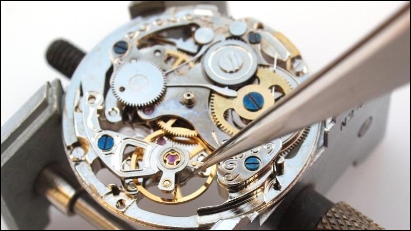 Bộ m&aacute;y đồng hồ bền bỉ dưới b&agrave;n tay của người thợ thủ c&ocirc;ng l&agrave;nh nghề