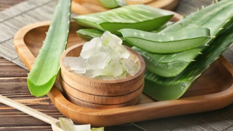 Bạn có thể sử dụng kem dưỡng ẩm có nguồn gốc lô hội để điều trị cháy nắng