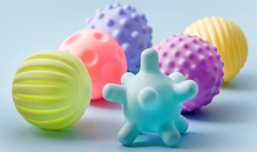 Những quả bóng nhựa nhiều màu sắc giúp kích thích khả năng vận động của bé