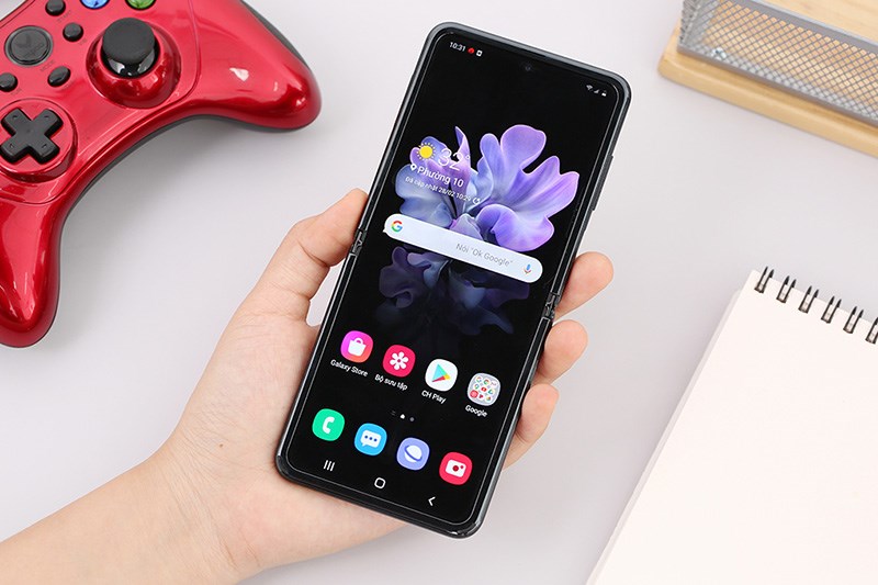 Màn hình AMOLED Màn hình trang bị kính siêu mỏng UTG có khả năng gập mở đến 200.000 lần
