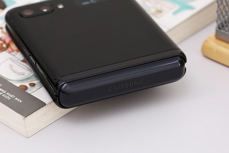 Samsung Z Flip có cấu hình mạnh, giúp bạn tha hồ chơi những tựa game có cấu hình cao Samsung Z Flip có cấu hình mạnh, giúp bạn tha hồ chơi những tựa game có cấu hình cao