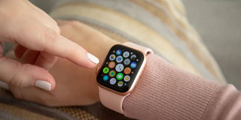 Apple Watch S4 c&oacute; nhiều t&iacute;nh năng sức khỏe như đo nhịp tim, đo điện t&acirc;m đồ,...