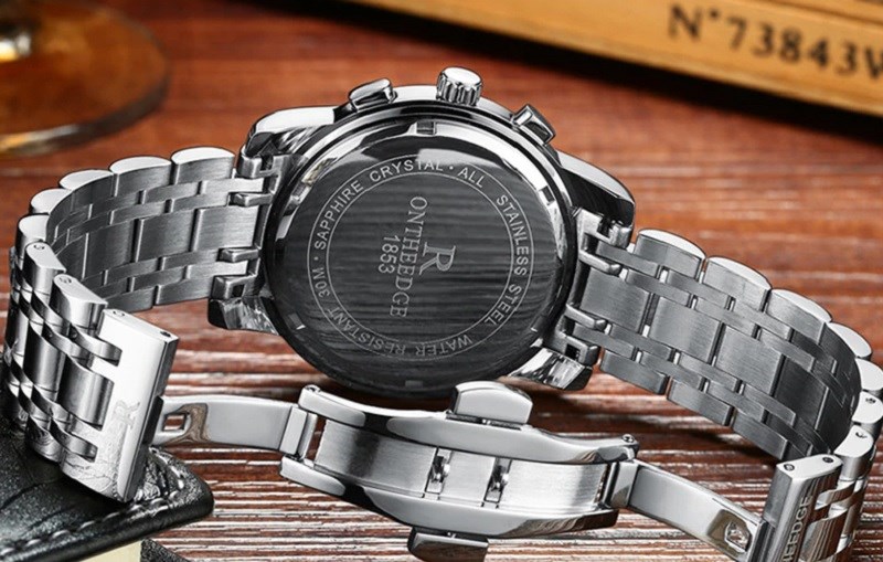 Đồng hồ ch&iacute;nh h&atilde;ng sẽ bao gồm hộp v&agrave; phiếu bảo h&agrave;nh đầy đủ