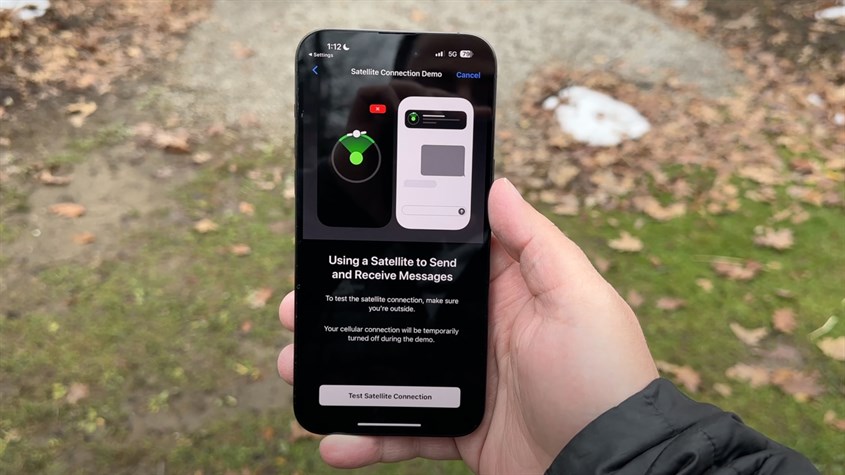 iPhone 14 Pro Max c&oacute; thể tự động gửi th&ocirc;ng b&aacute;o khẩn cấp qua vệ tinh nếu bạn ở ngo&agrave;i v&ugrave;ng phủ s&oacute;ng