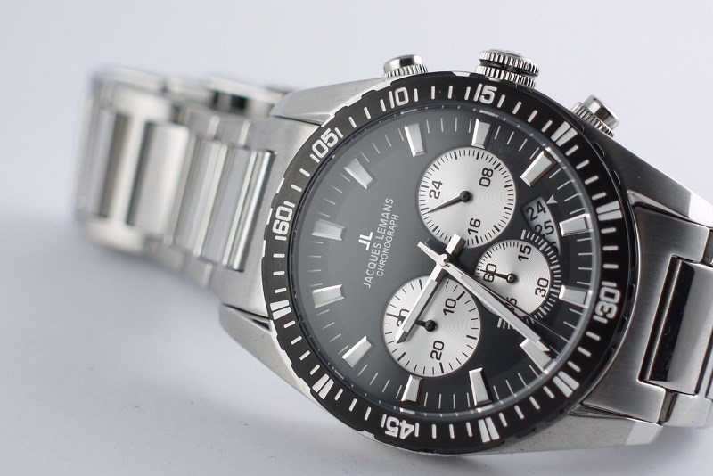 Đồng hồ Jacques Lemans c&oacute; mức gi&aacute; tầm trung